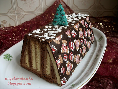 Hamis Tátra torta recept, egy karácsonyi sütemény, ami hópehely cukorral és macis transzferfóliával van díszítve.