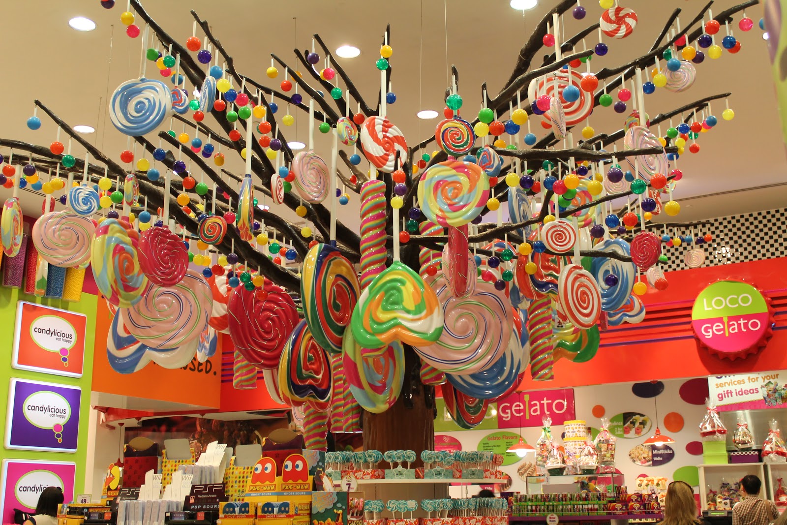 Развлечения товары. Candylicious Дубай. Магазин сладостей в Дубае Candylicious. Необычные сладости. Витрина со сладостями.