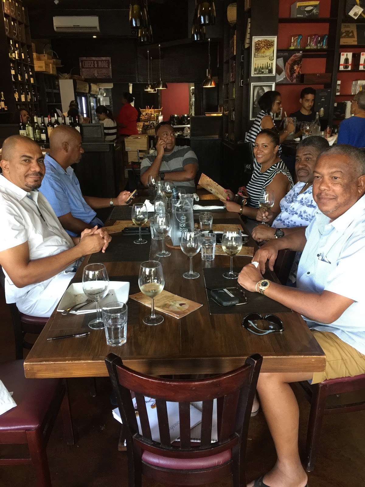 Wine Mise en abyme Uncorked, an international wine bar in the heart