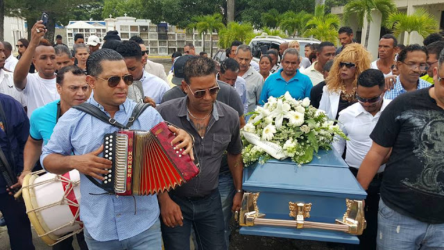 Con güira, tambora y acordeón sepultan al músico “El General Larguito” 3 0