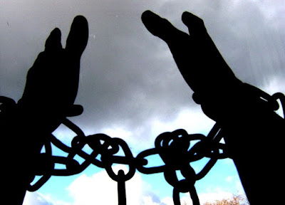 https://4.bp.blogspot.com/-obx9xbdTxEs/VxzomVWjfOI/AAAAAAABrBA/lRStjRkGsdw9osjTsaeO5QyjnPUek1lOQCLcB/s1600/Chained_hands_by_ArrowTurtle.jpg