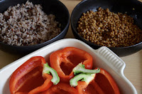 MIT LINSEN, REIS UND GRÜNKOHL GEFÜLLTE PAPRIKA IN TOMATENSAUCE MIT LINSEN, REIS UND GRÜNKOHL GEFÜLLTE PAPRIKA IN TOMATENSAUCE