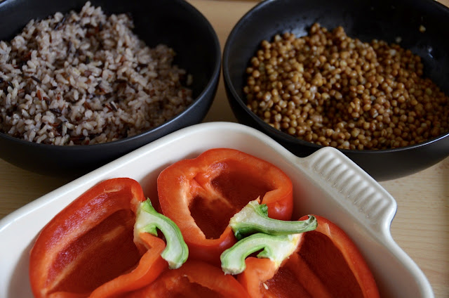MIT LINSEN, REIS UND GRÜNKOHL GEFÜLLTE PAPRIKA IN TOMATENSAUCE MIT LINSEN, REIS UND GRÜNKOHL GEFÜLLTE PAPRIKA IN TOMATENSAUCE