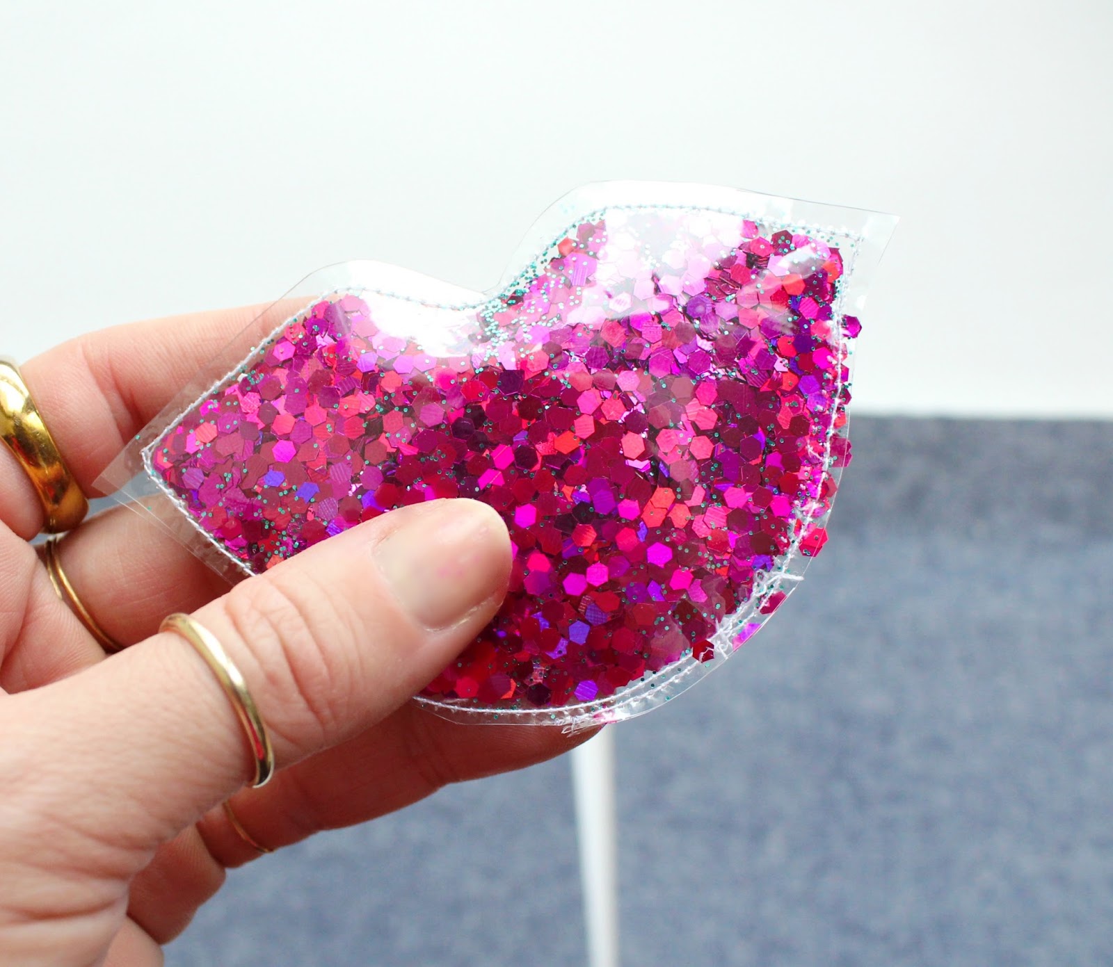 sewhungryhippie How to Sew a glitter filled Zipper Case pouch
