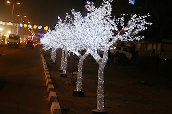 Photos Lagos Nigeria Lit Up For 2017 Christmas Lagosians Came Out On Christmas Eve Wednesday To Relish The Decoration At Falomo Round About In Ikoyi