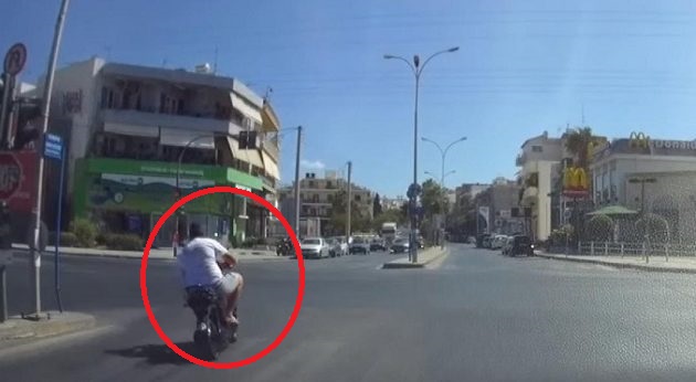 Οδηγός περνάει με κόκκινο και απειλεί με σφαλιάρες (βίντεο) Οδηγός περνάει με κόκκινο και απειλεί με σφαλιάρες (βίντεο)