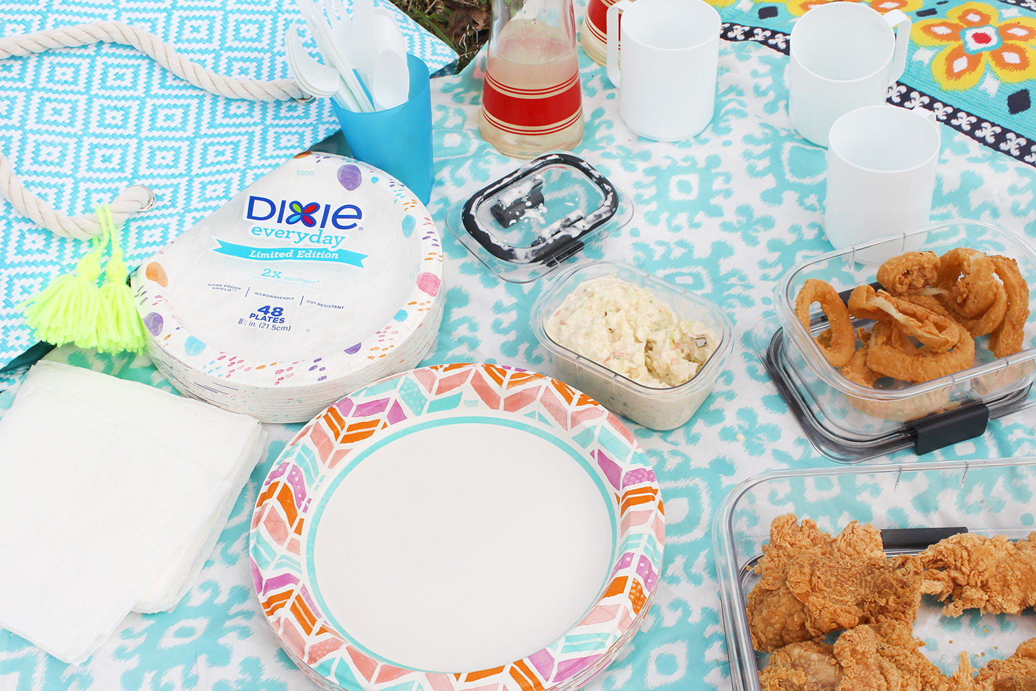 Southern Mom Loves Make an Inexpensive DIY Waterproof Picnic Blanket Tote!