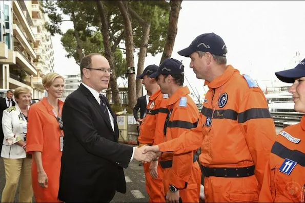Prince Albert and Princess Charlene met the volunteers from the Red Cross mobilized for the Grand Prix .
