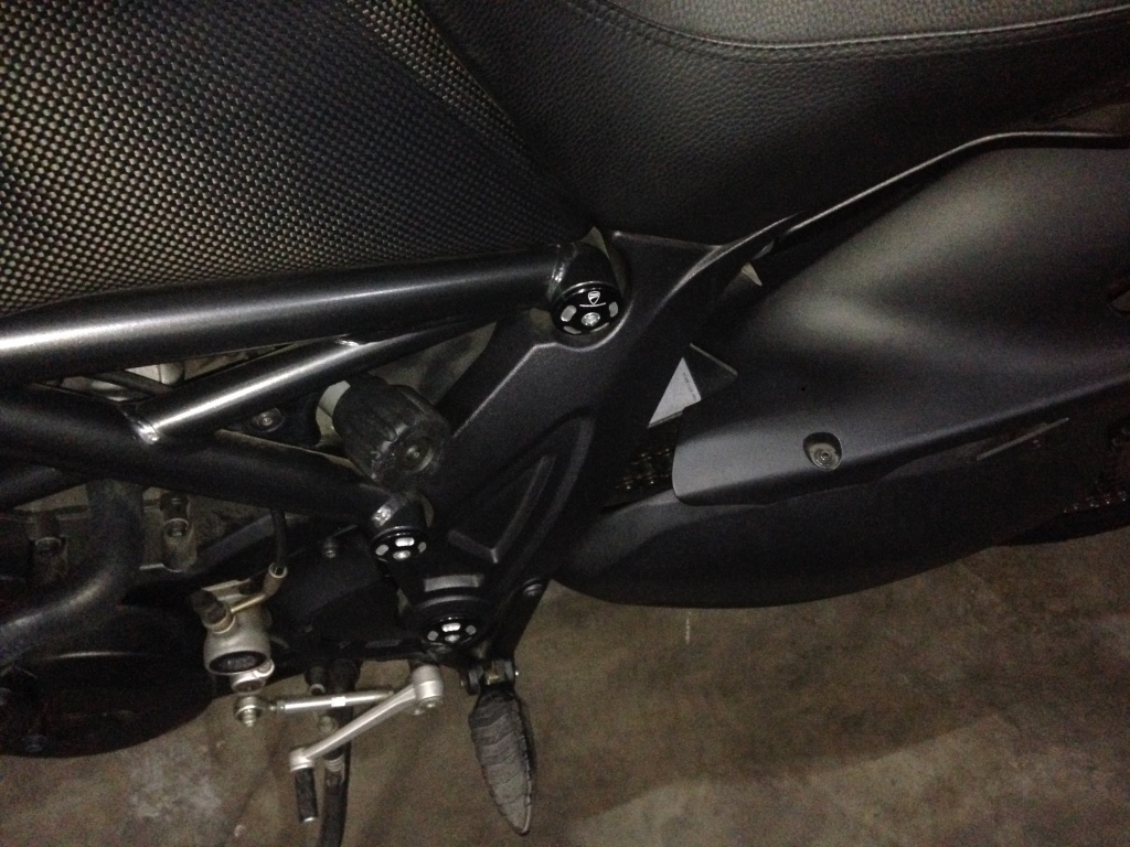Ducati Diavel перенос подножек