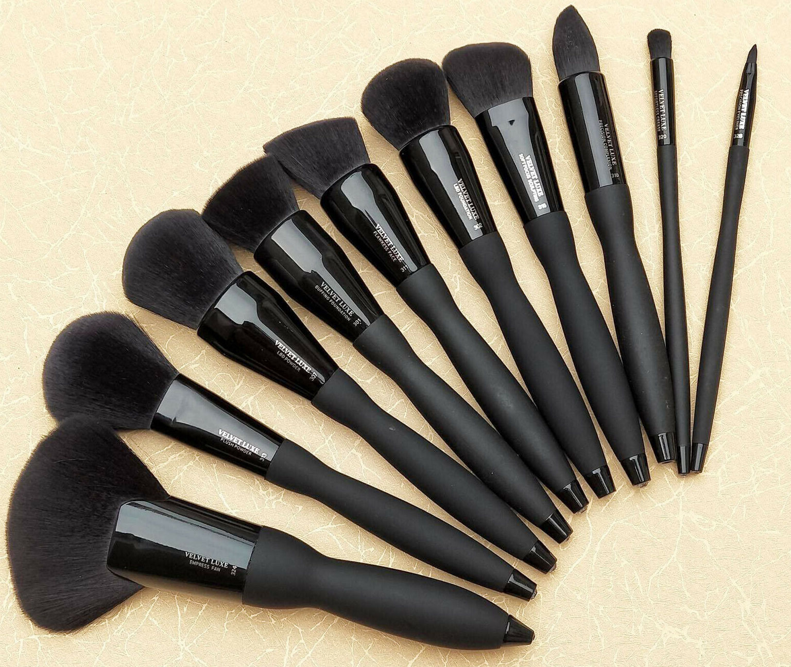 Velvet Luxe Effortless Crease Brush #320 - IT Cosmetics
