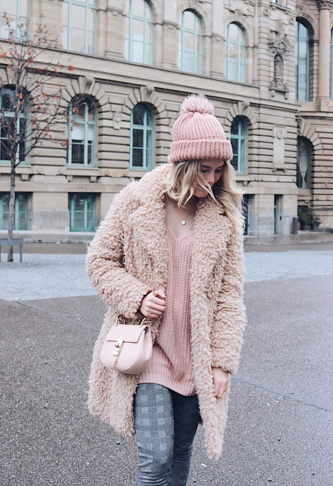 Fashion Outfit TheBlondeLion rose sweater checkered pants mister*lady girly inspiration rosa Stuttgart Blogger Fashionblogger Chloé Drew Fashion Outfit TheBlondeLion rose sweater checkered pants mister*lady girly inspiration rosa Stuttgart Blogger Fashionblogger Chloé Drew