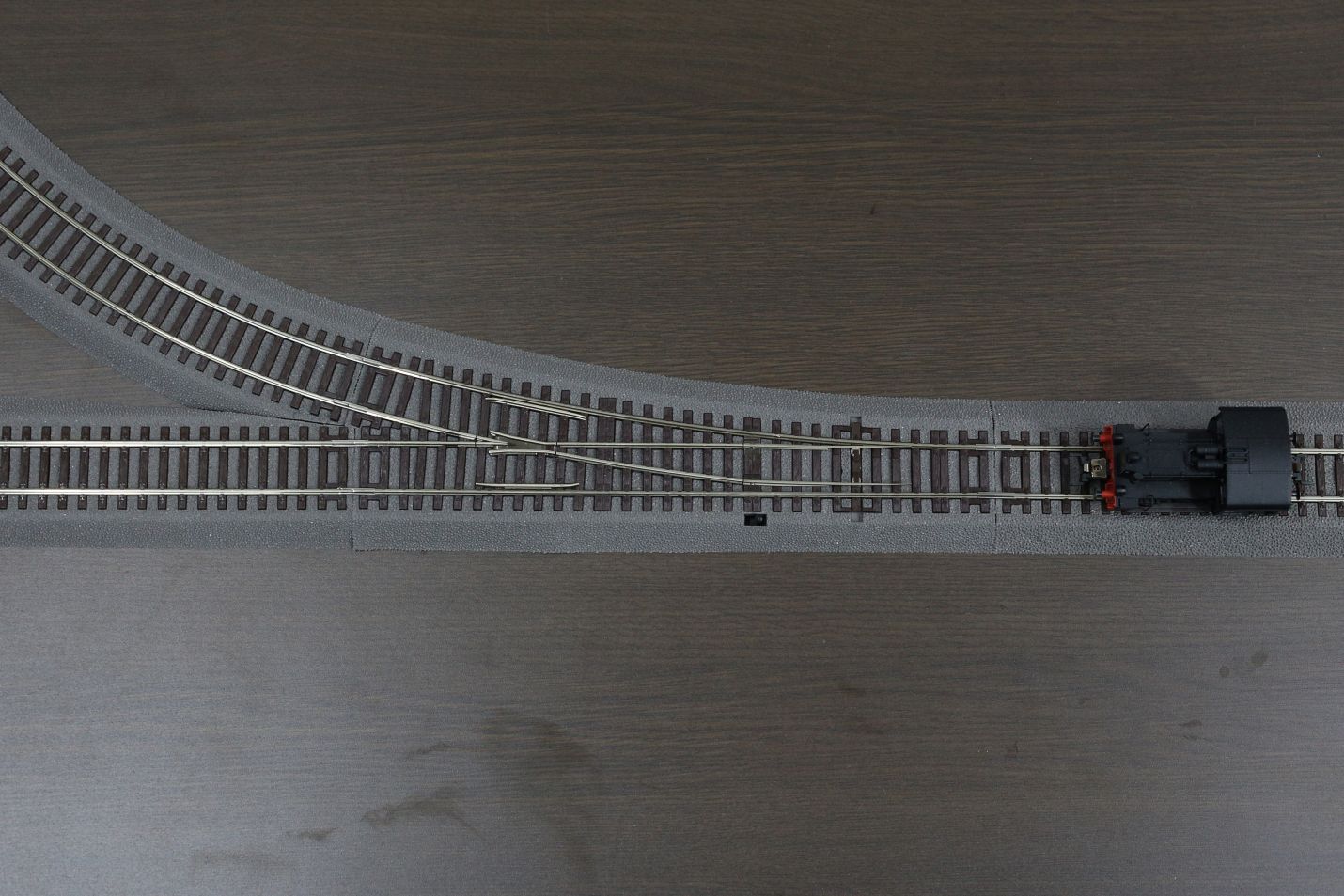 今回のRocoのポイント部分、欧州ではDCCが当たり前なので非選択式が標準。