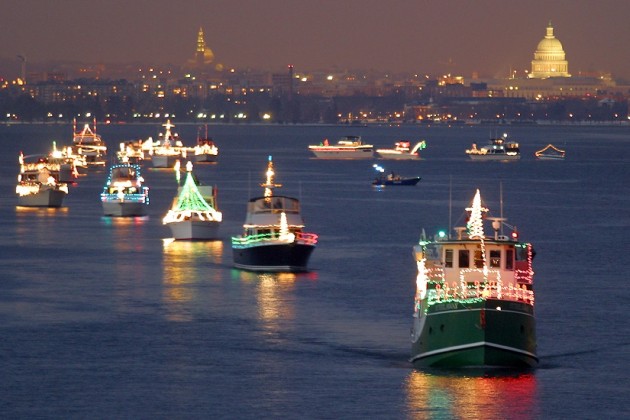 Ver o desfile de barcos no Rio Potomac no natal em Washington Ver o desfile de barcos no Rio Potomac no natal em Washington