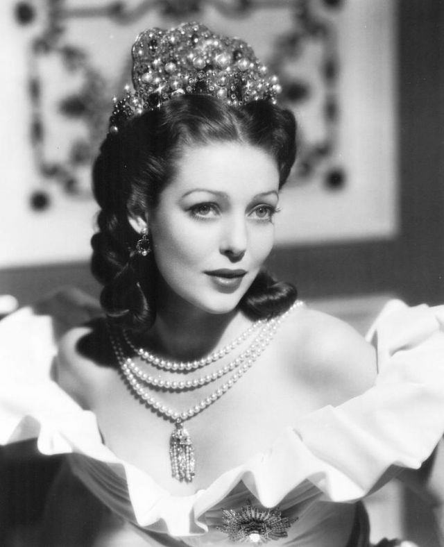 35 Gorgeous Black and White Photos of a Young Maggie Smith, Who Plays