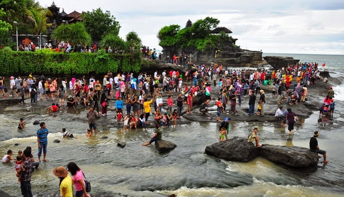 Ribuan Wisatawan Abadikan Matahari Terbenam di Tanah Lot