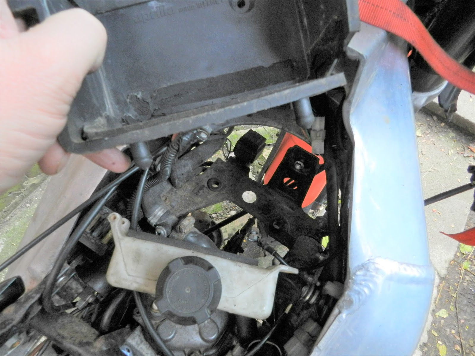 APRILIA RS 125 : Aprilia RS 125 Powervalve Rave PV valve removal