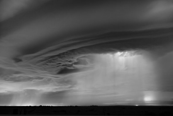 As exuberantes fotografias em preto e branco de tempestades e tornados de Mitch Dobrowner Mitch Dobrowner fotografia tempestades tornados preto e branco natureza impressionante chuva torrencial