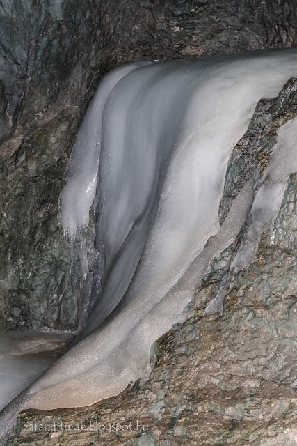 Jégfolyás az Aragyásza-barlangban Pádison