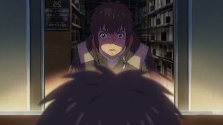 Kadr z anime Kimi no Na wa. Taki przed lustrem