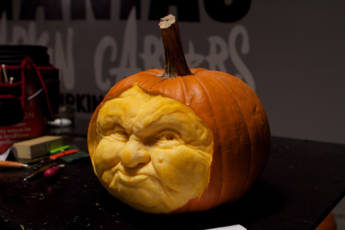 19-Grumpy-Maniac-Pumpkin-Carvers-Introduce-Halloween-www-designstack-co