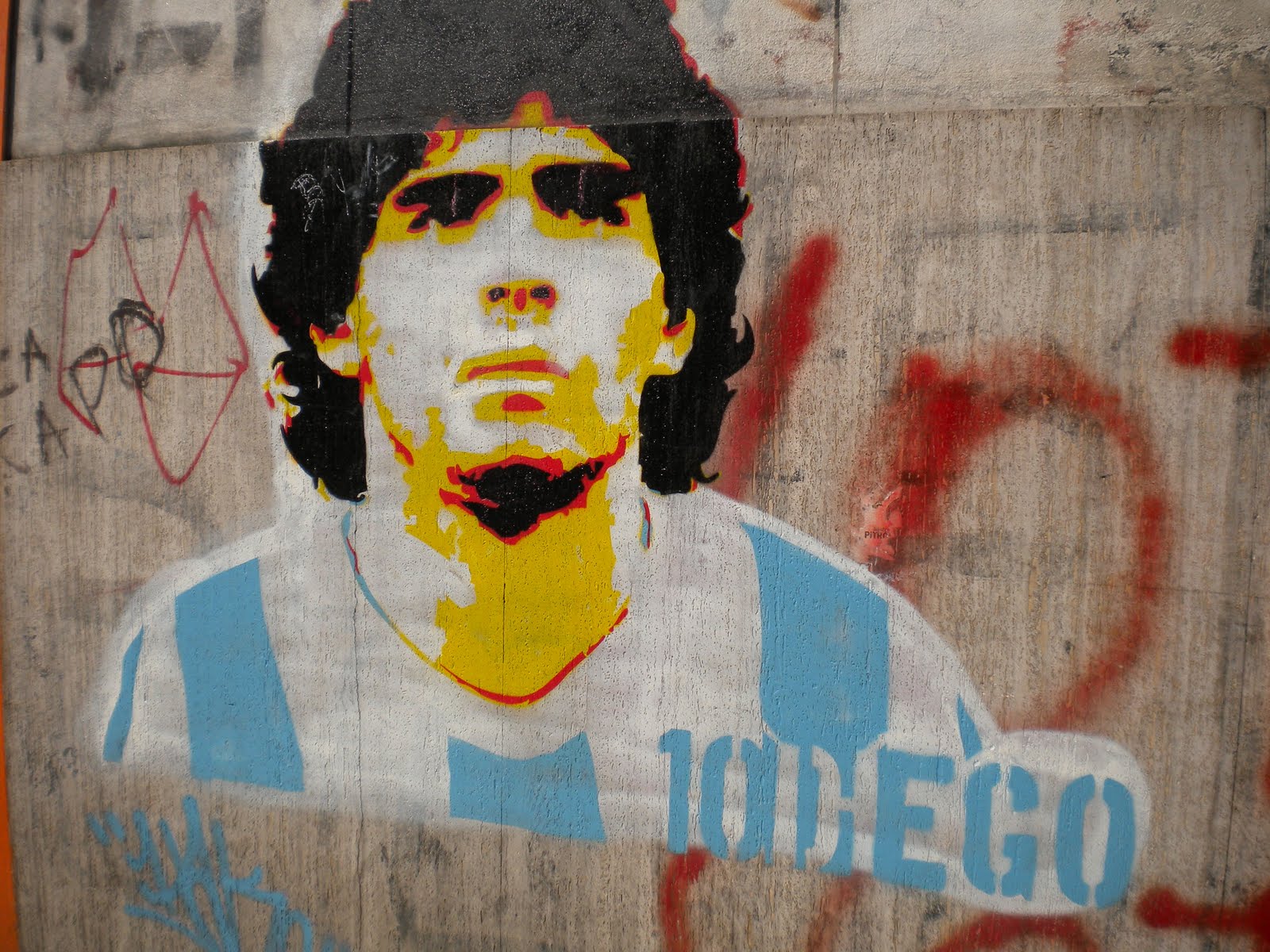 http://4.bp.blogspot.com/-ohg-yHLiWug/Tbc2LsUeG0I/AAAAAAAAAiA/JNTMJ9J-B9w/s1600/Diego+Maradona+Graffiti+at+La+Boca%252C+Buenos+Aires+by+Cadaverexquisito.jpg