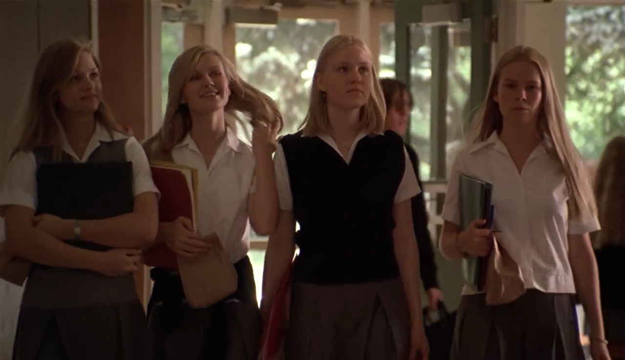 Выпускницы с бантами. Современные старшеклассницы. Jane the virgin роуз и луиза. Школьники выложили в сеть. Фильм про девочек целочек.