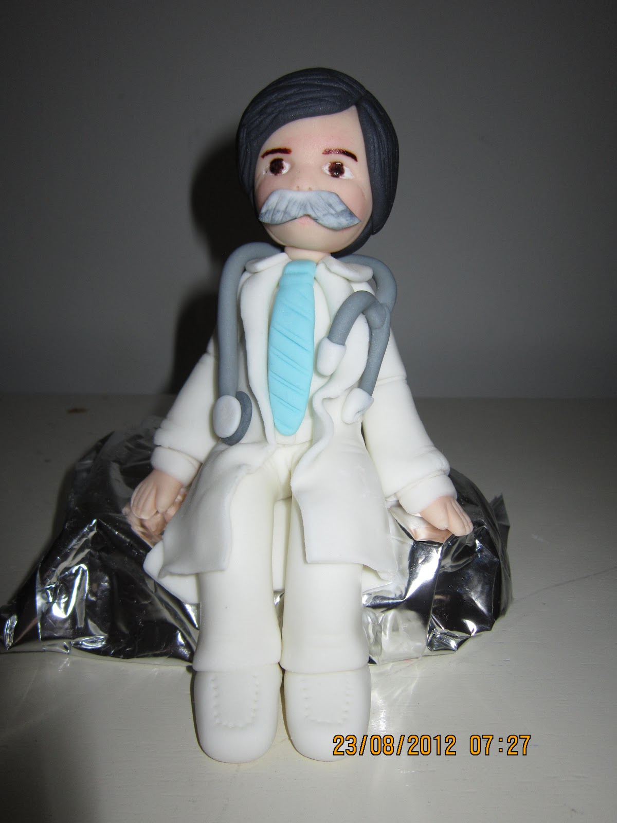 Mema Bolos Decorados BONEQUINHO FEITO EM PASTA AMERICANA