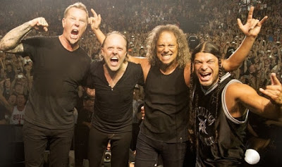Metallica Foto de Metallica tomándose foto en pleno concierto