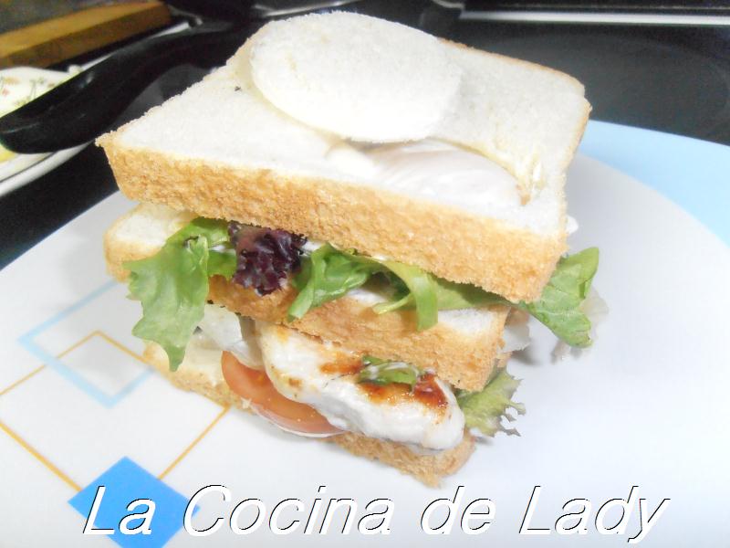 La Cocina de Lady SANDWICH TRIPLE DE POLLO