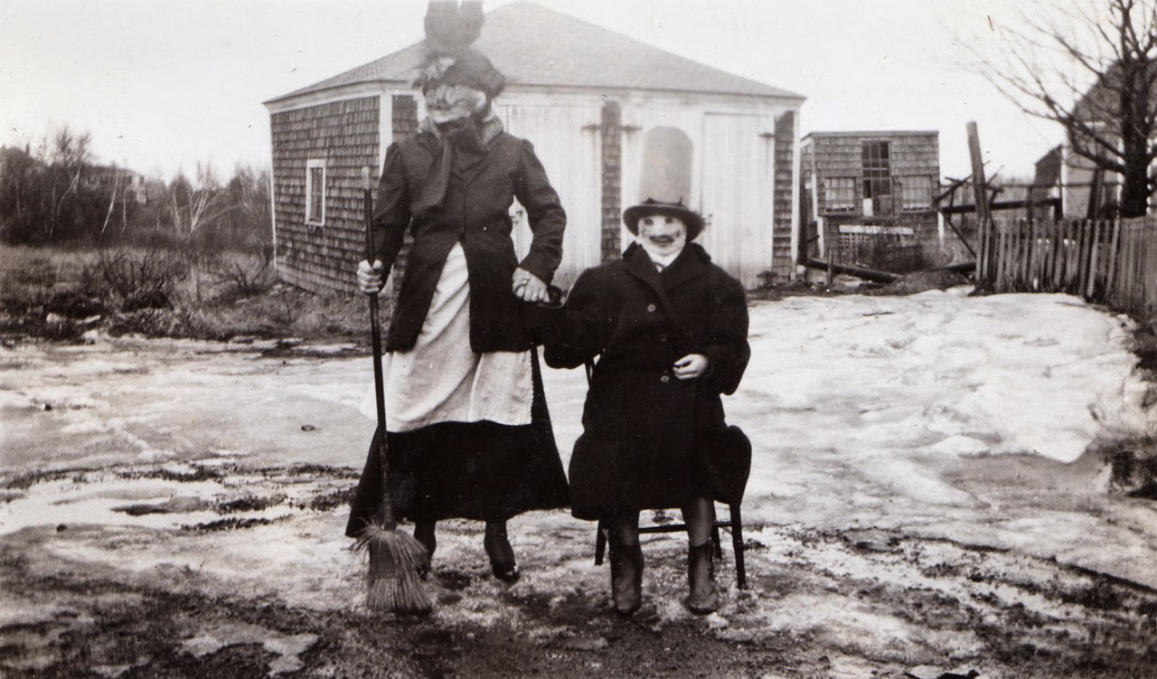 22 Haunting Vintage Halloween Photographs Before The 1950s