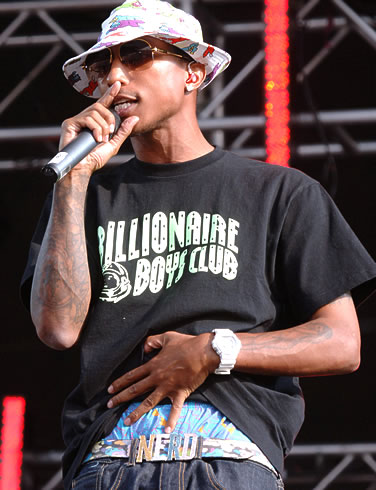 Pharrell Williams Foto de Pharrell Williams cantando en el escenario