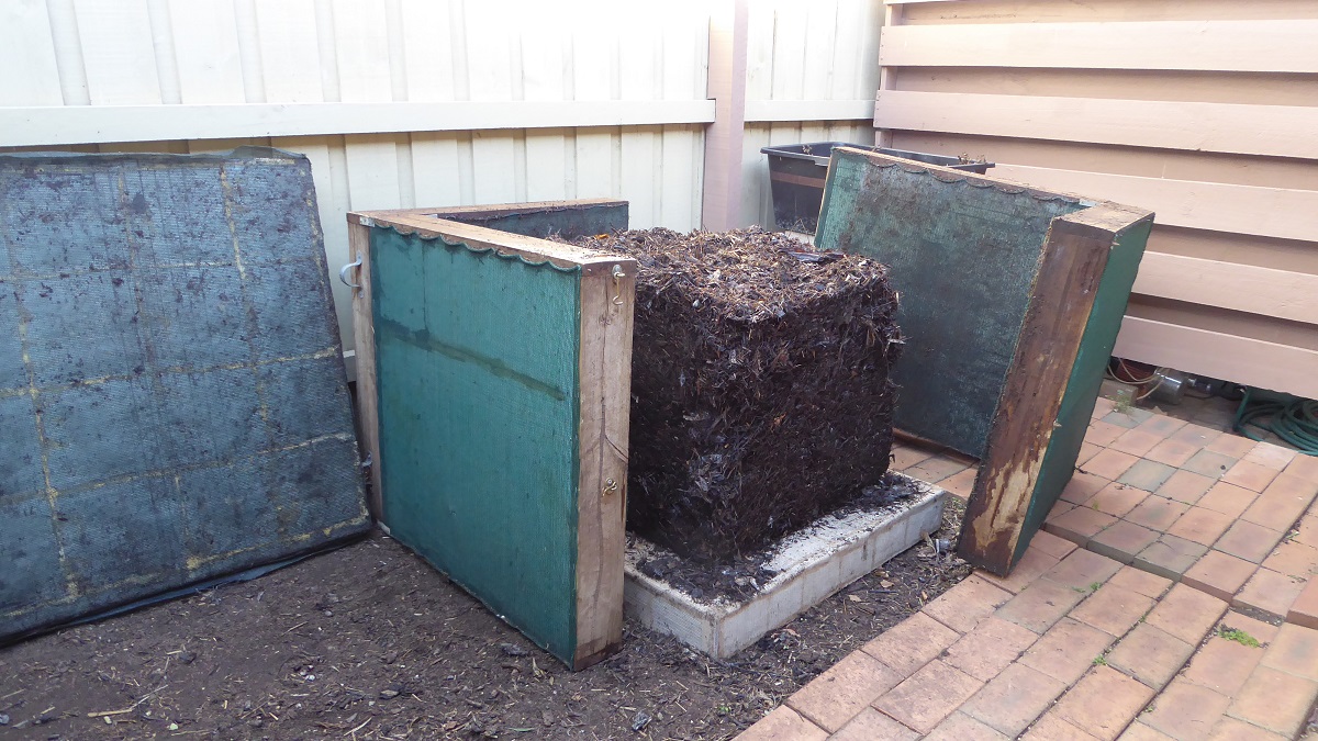 Garden Ecobeds Build a Hot Compost Bin.