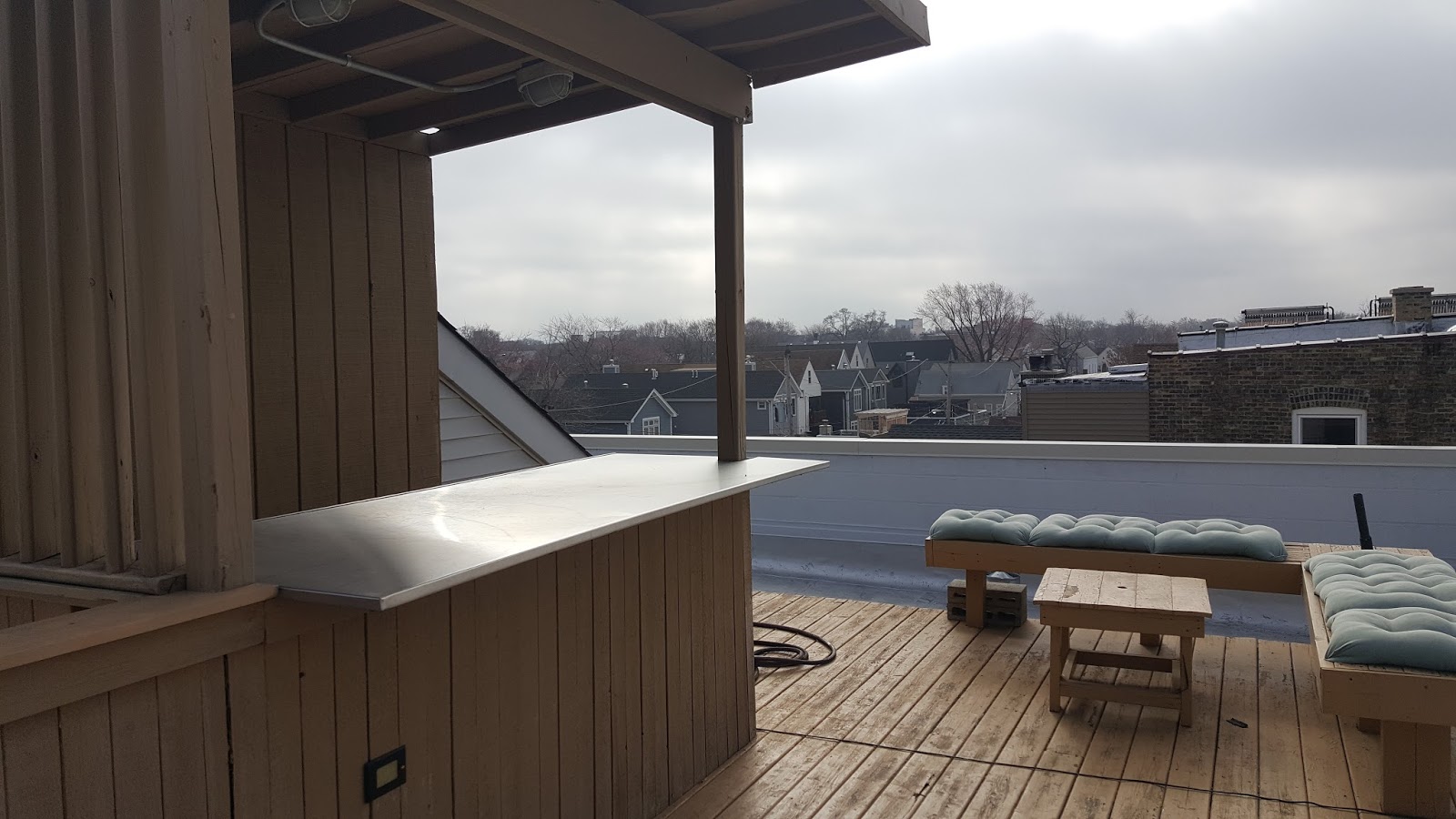 The Chicago Real Estate Local Sold! Roscoe Village penthouse condo with roof deck