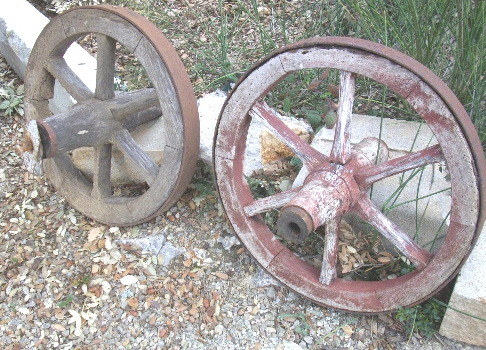ancienne roue de brouettes bois charrette charreton ferme