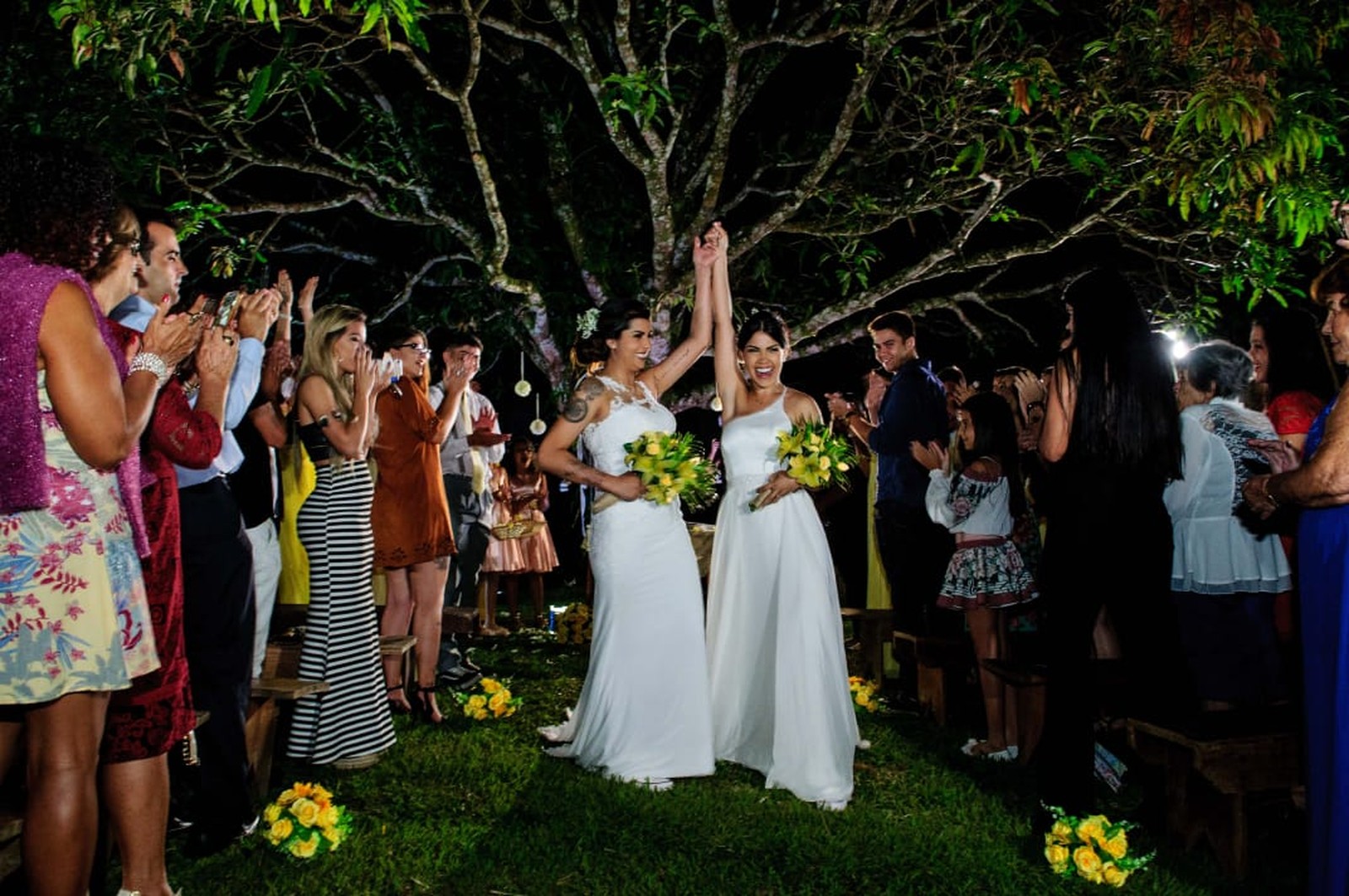 Bailarina do Faustão e namorada se casam em cerimônia com pastor gay Bailarina do Faustão e namorada se casam em cerimônia com pastor gay