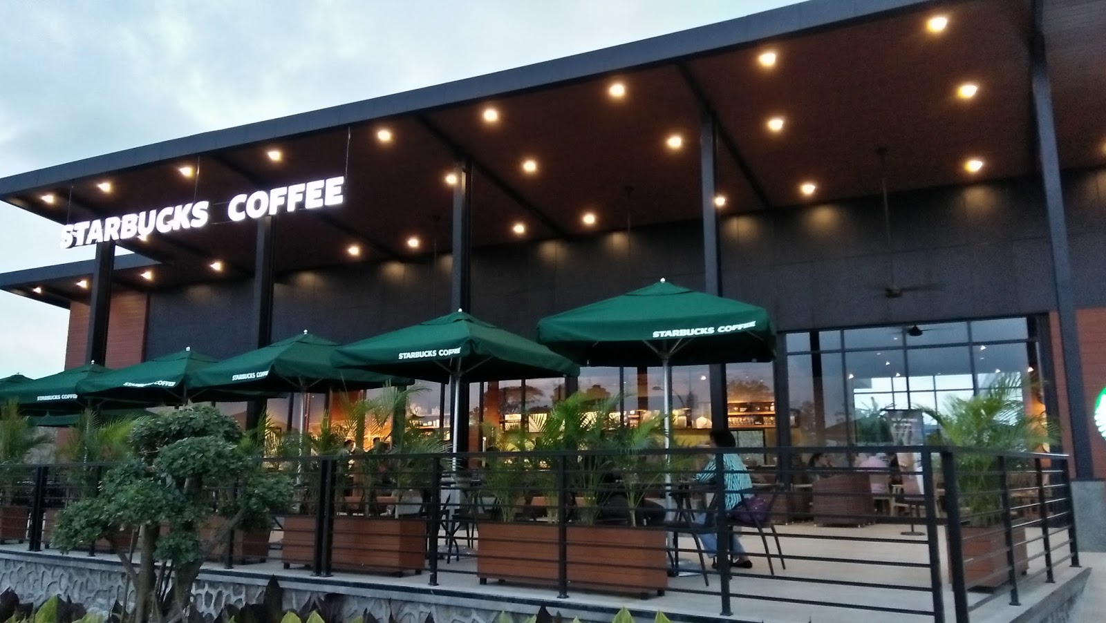 Pre Opening store Starbucks rest area KM 22 SemarangSolo Warna warni hidup