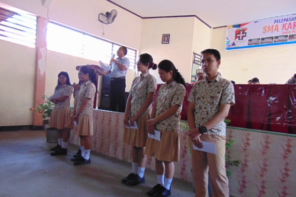 Bagi Amplop kelulusan, SMA Karya Sekadau tidak pakai coret-coretan seragam Sekolah Bagi Amplop kelulusan, SMA Karya Sekadau tidak pakai coret-coretan seragam Sekolah