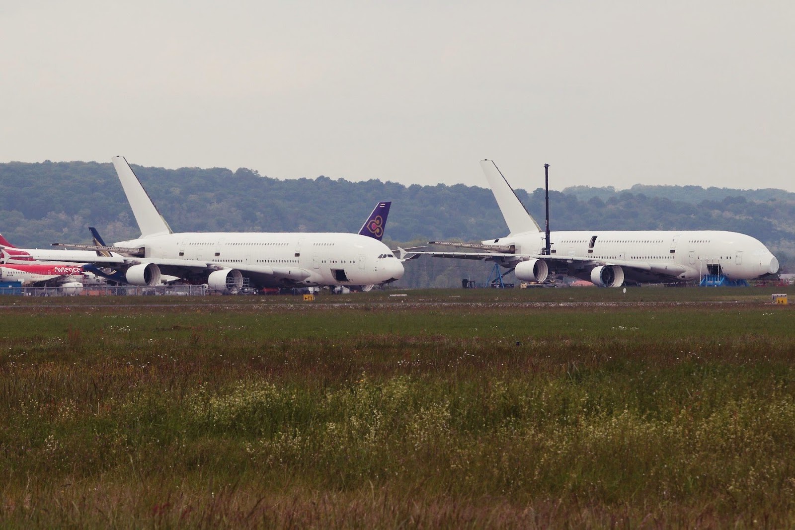 해체 중인 A380 항공기 2대