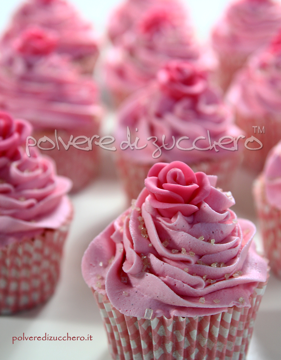 Cupcake decorati con frosting al cheese cream al cioccolato con