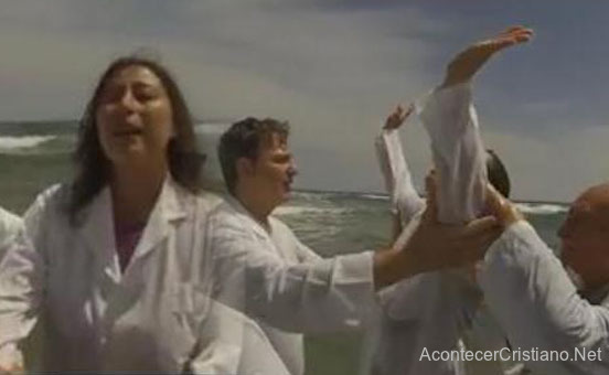 Mujer ciega recupera la vista tras ser bautizada Bautismo de mujer ciega en la playa