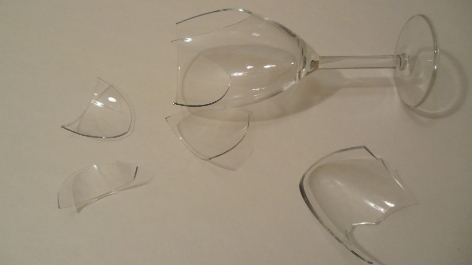 Разбитый бокал примета. Разбитые бокалы. Разбитый стакан. Битые бокалы. Разбитое стекло бокал.