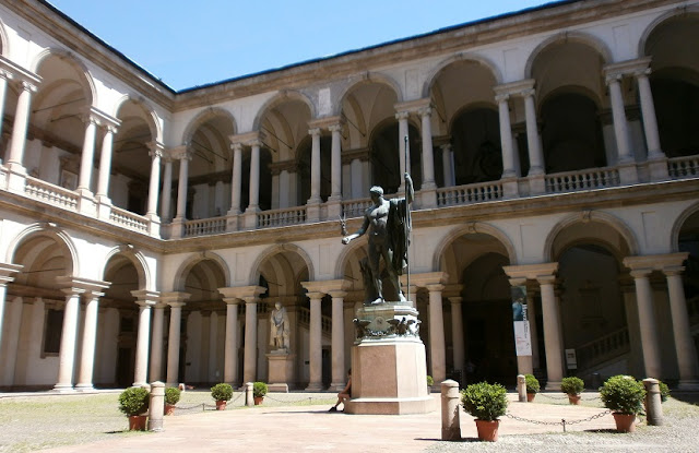 Parte externa da Galeria Brera em Milão Parte externa da Galeria Brera em Milão