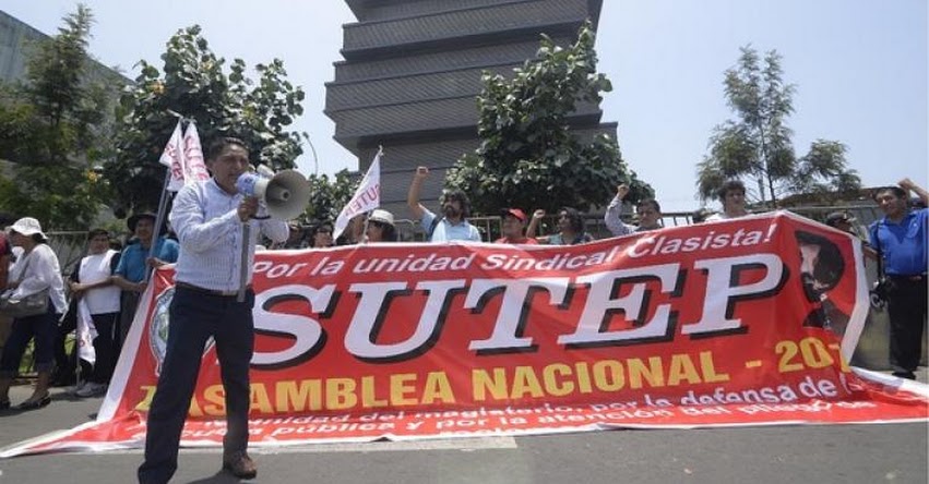 Docentes inician hoy huelga indefinida y dejan a escolares a su suerte Docentes inician hoy huelga indefinida y dejan a escolares a su suerte