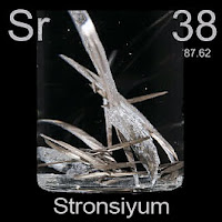 Stronsiyum elementi üzerinde stronsiyumun simgesi, atom numarası ve atom ağırlığı.