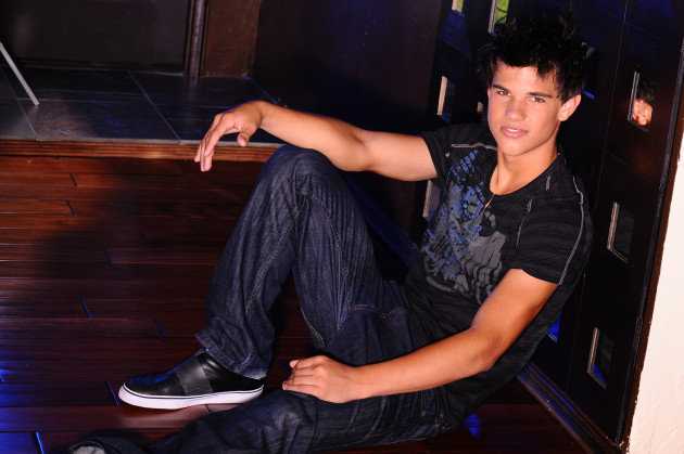 OFFICIAL TAYLOR LAUTNER FAN PAGE: More Taylor on the set 
