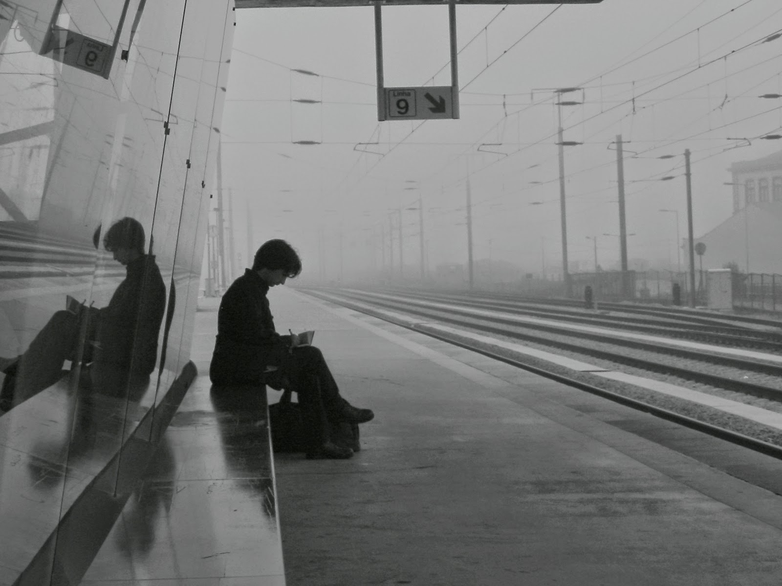 Песня уезжаю покидаю эту страну. Одиночество в поезде. Одинокий вокзал. Поезд ушел. Расставание на перроне.