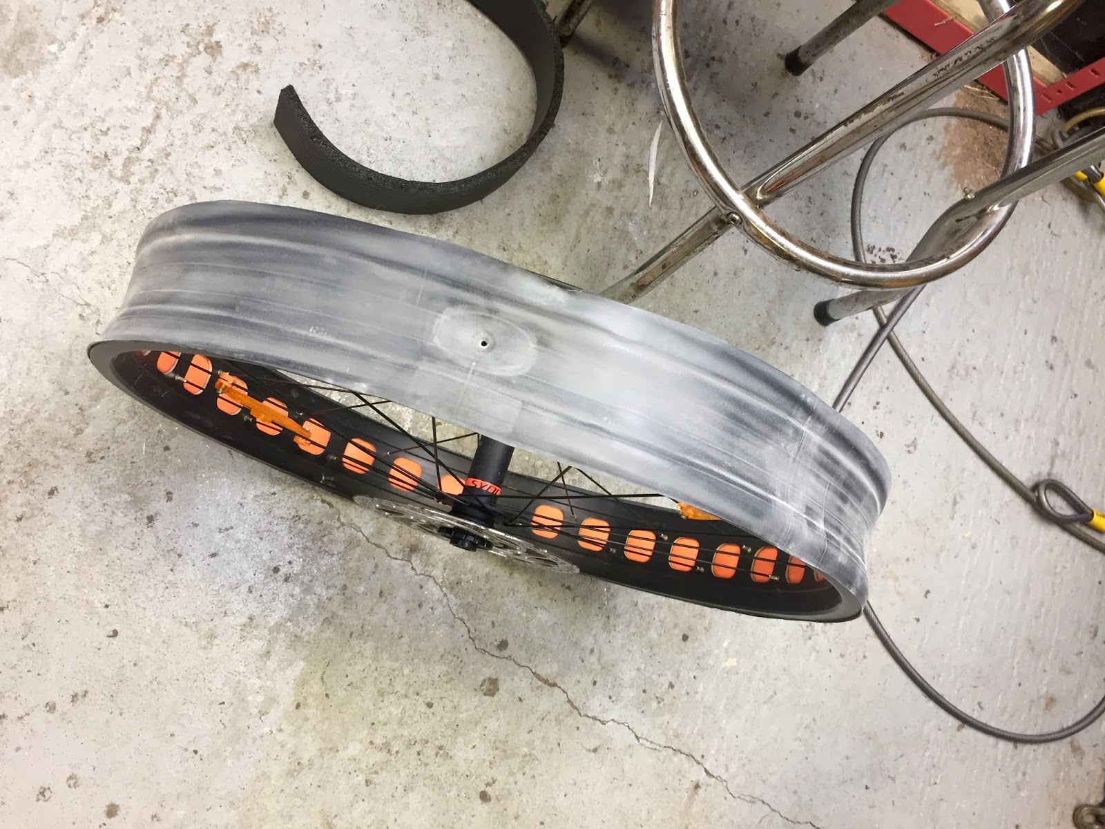 coastrider: Easy `Ghetto Tubeless` Split tube tubeless set up...