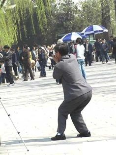 जब कोई अनाड़ी प्रोफेशनल बनकर तस्वीर खींचता है तो उसका कैसे मज़ाक बनता है, देखें तस्वीरें (Funny Photographer Who Will Do Everything For Perfect Photo) जब आम लोग तस्वीर खींचते हैं तो बह अपने आप को किसी प्रोफेशनल फोटोग्राफर से कम नहीं समझते. लेकिन कई बार तस्वीर खींचते समय यह इस तरह की हरकतें करते हैं की जो भी इन्हें देखता है उसके चेहरे पर मुस्कान आ जाती है. तो दोस्तों यह हैं कुछ ऐसी तस्वीरें जिन्हें देख आप अपनी हंसी नहीं रोक पाएंगे.