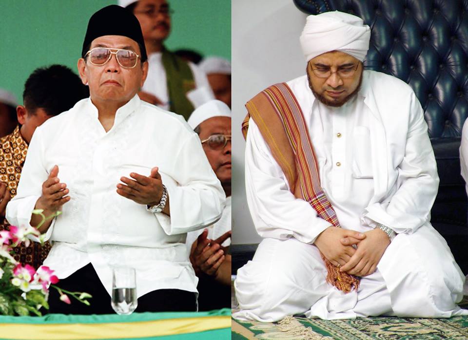 Saat Habib Munzir alMusawa Cium Tangan Gus Dur seraya