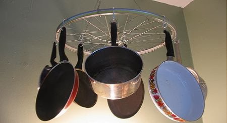 Reutilizar ruedas de bici para poner orden en la cocina